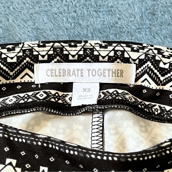 Penguin Christmas Flared Hem Leggings Size XS Soft Stretchy Comfy Holiday Winter - Picture 4 of 5